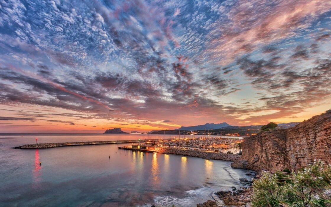 Дом в Oliva 262 кв.м у моря с террасой и бассейном