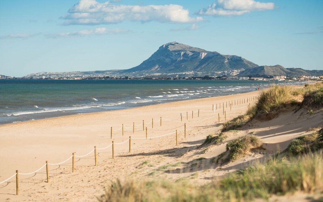 Дом в Oliva 262 кв.м у моря с террасой и бассейном