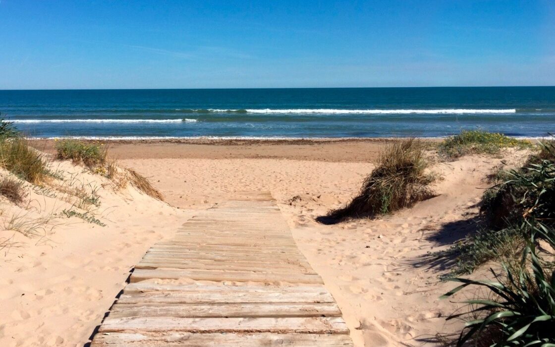 Дом в Oliva 262 кв.м у моря с террасой и бассейном