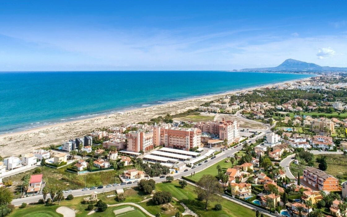 Дом в Oliva 262 кв.м у моря с террасой и бассейном