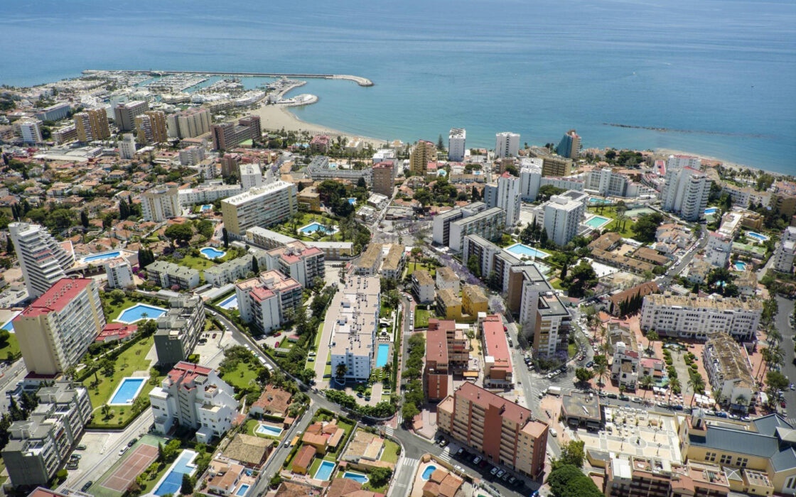 Трехкомнатная квартира с террасой в Бенальмадене 119 кв.м