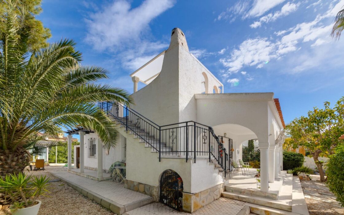 Продажа одноэтажной виллы в Ла Зения у моря 82 кв.м с солярием