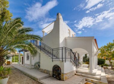 Продаж одноповерхової вілли в Ла Зенія біля моря 82 кв.м з солярієм