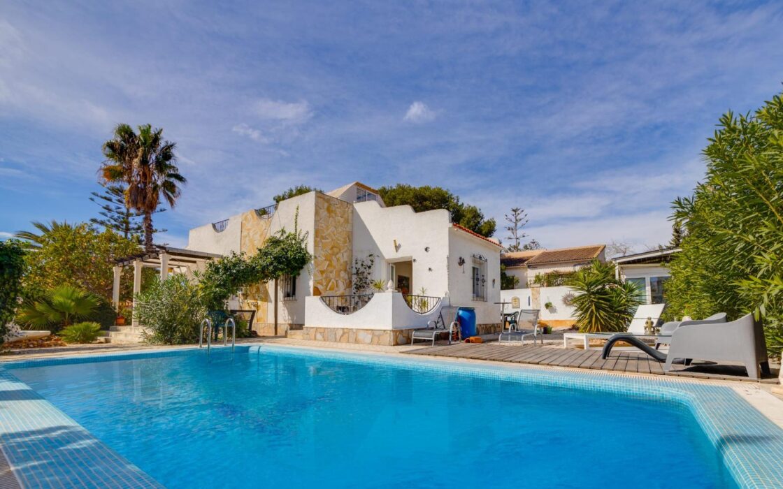 Продажа одноэтажной виллы в Ла Зения у моря 82 кв.м с солярием