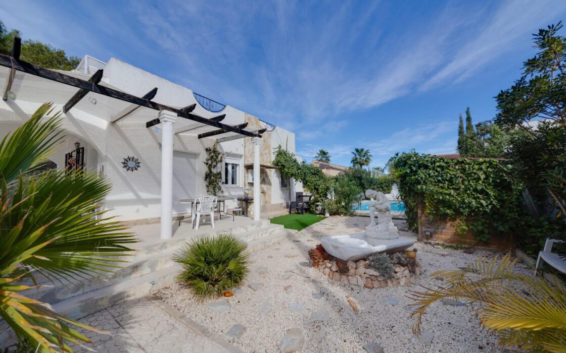 Продажа одноэтажной виллы в Ла Зения у моря 82 кв.м с солярием