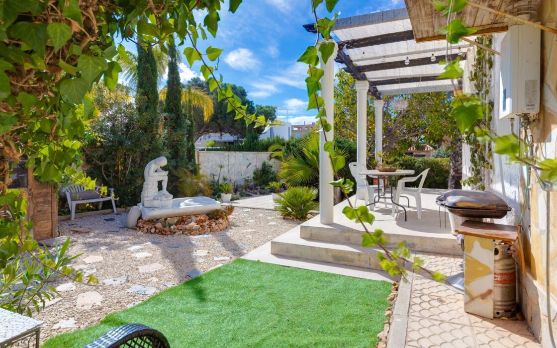 Продажа одноэтажной виллы в Ла Зения у моря 82 кв.м с солярием