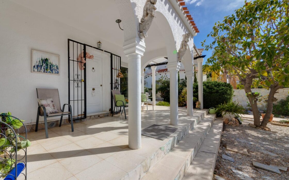 Продажа одноэтажной виллы в Ла Зения у моря 82 кв.м с солярием