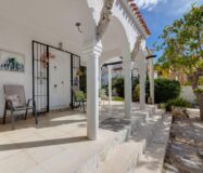 Продажа одноэтажной виллы в Ла Зения у моря 82 кв.м с солярием