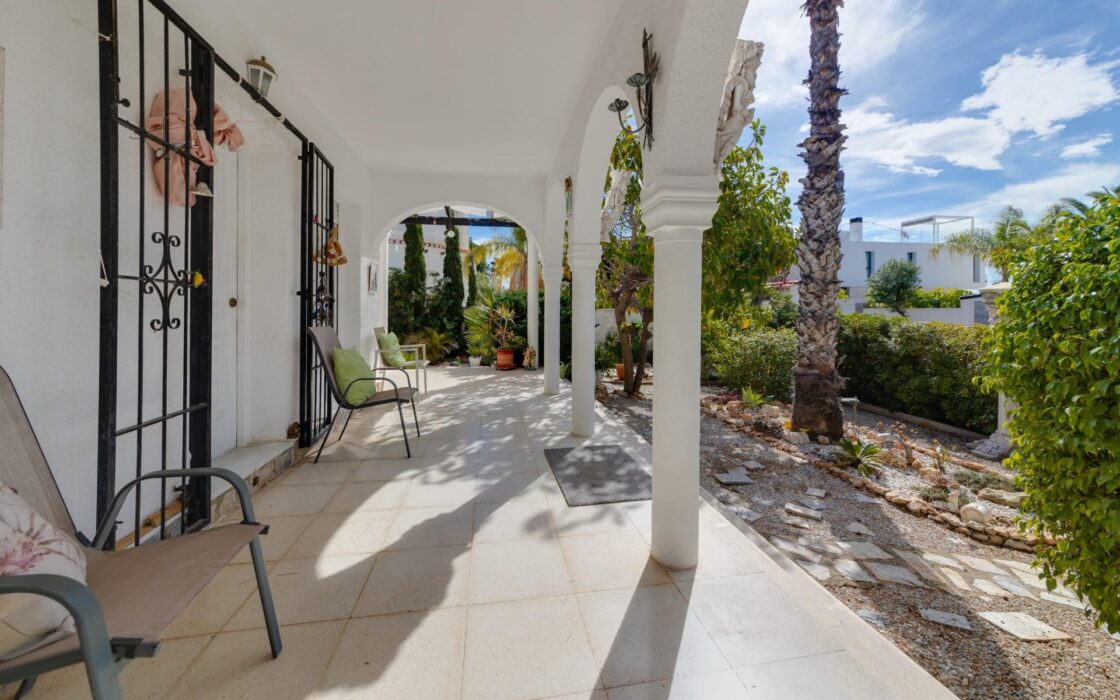 Продажа одноэтажной виллы в Ла Зения у моря 82 кв.м с солярием