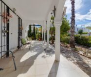 Продажа одноэтажной виллы в Ла Зения у моря 82 кв.м с солярием