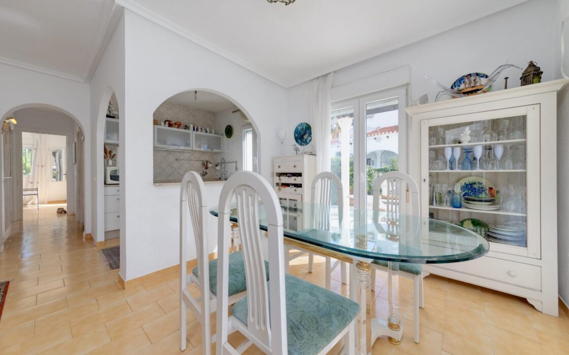 Продажа одноэтажной виллы в Ла Зения у моря 82 кв.м с солярием