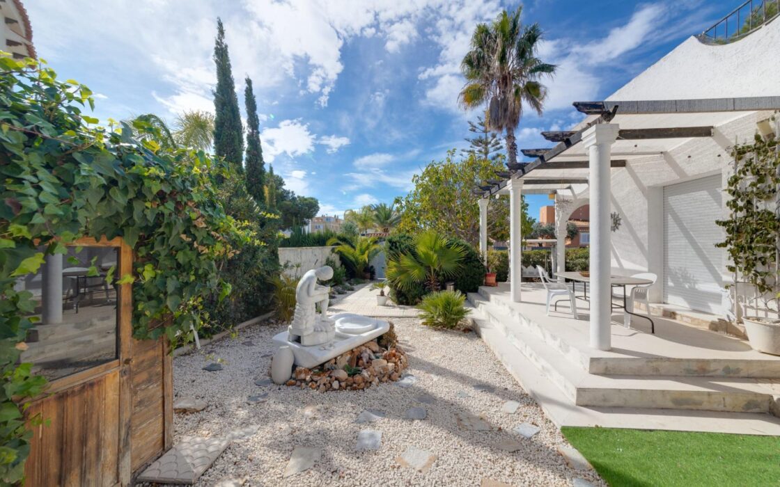 Продажа одноэтажной виллы в Ла Зения у моря 82 кв.м с солярием