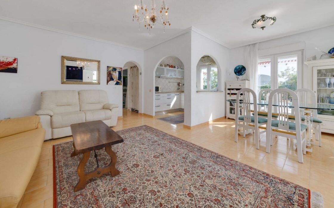 Продажа одноэтажной виллы в Ла Зения у моря 82 кв.м с солярием