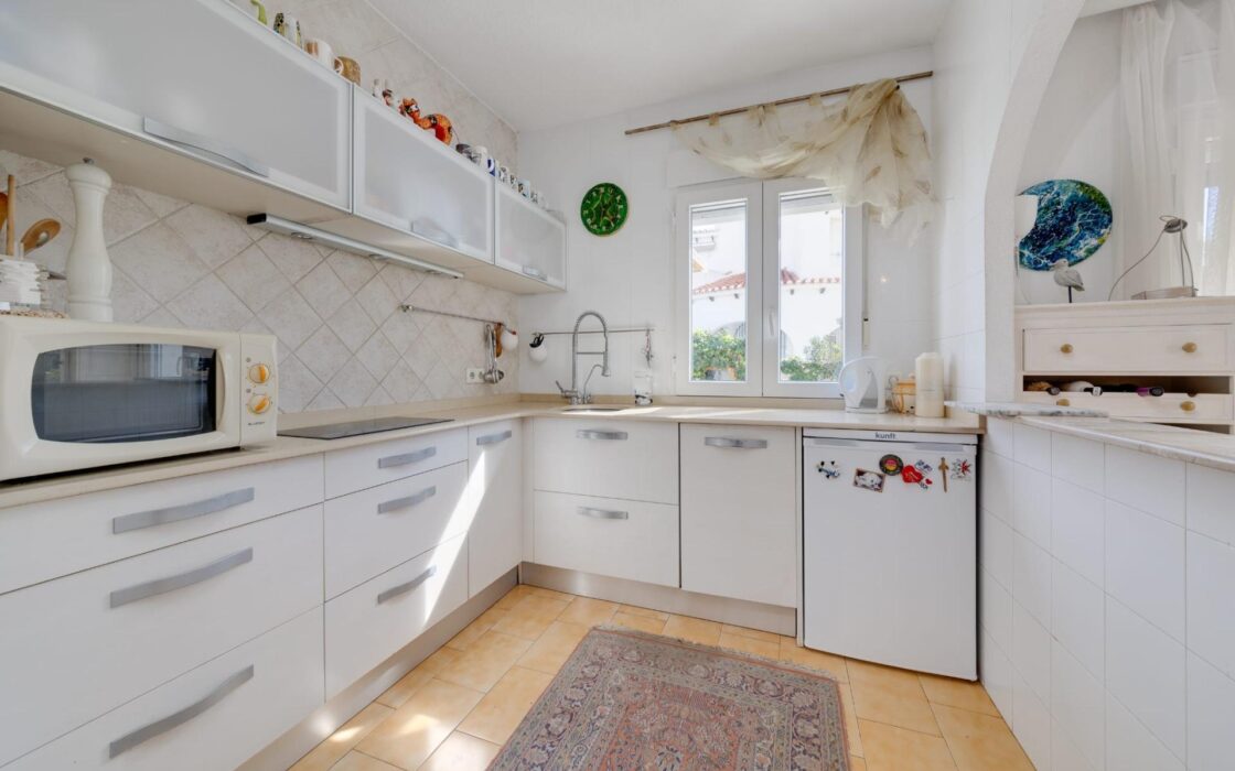 Продажа одноэтажной виллы в Ла Зения у моря 82 кв.м с солярием