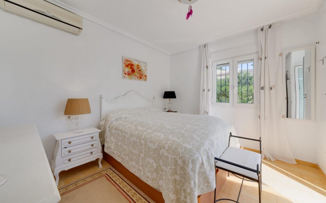 Продажа одноэтажной виллы в Ла Зения у моря 82 кв.м с солярием