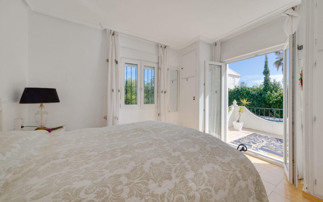 Продажа одноэтажной виллы в Ла Зения у моря 82 кв.м с солярием