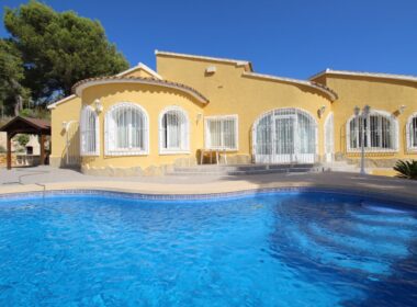 Вилла в Кальпе 240 кв.м з видом на море та чотирма терасами