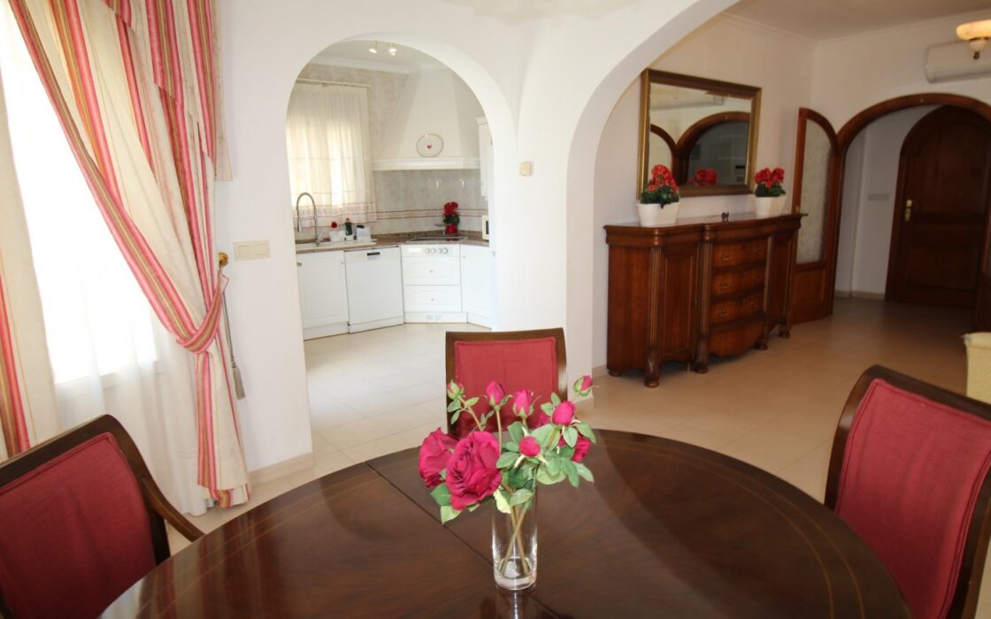 Вилла в Кальпе 240 кв.м з видом на море та чотирма терасами