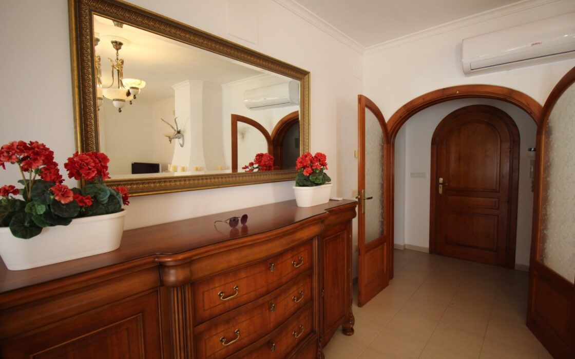 Вилла в Кальпе 240 кв.м з видом на море та чотирма терасами