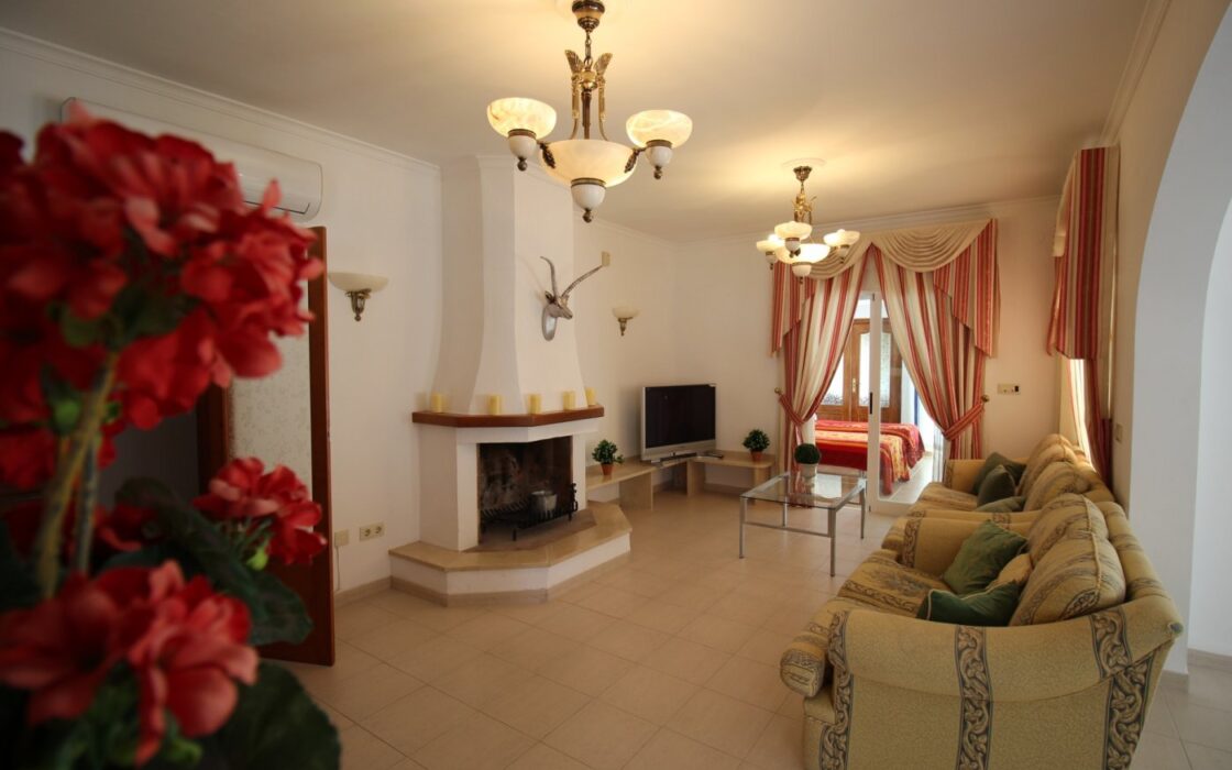 Вилла в Кальпе 240 кв.м з видом на море та чотирма терасами