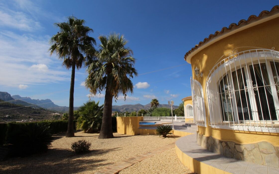 Вилла в Кальпе 240 кв.м з видом на море та чотирма терасами