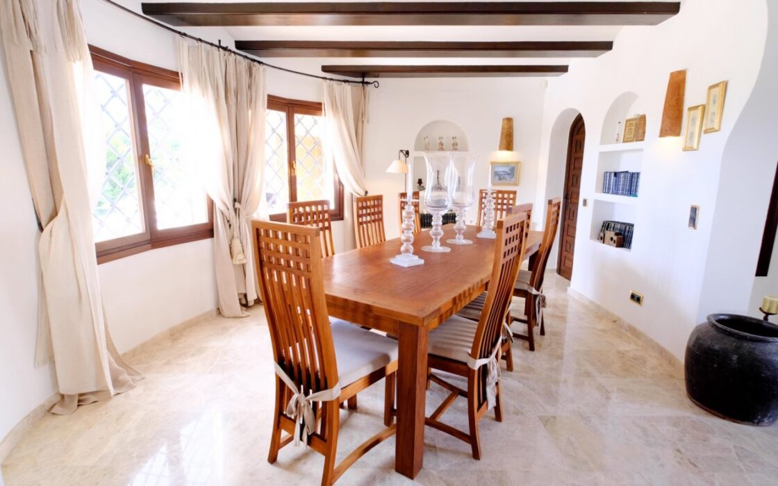 Роскошный дом на берегу в Бениссе 600 кв.м с бассейном