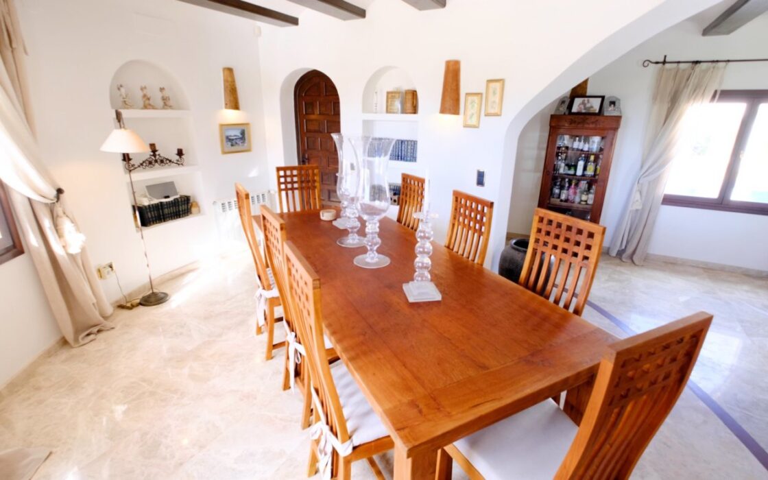 Роскошный дом на берегу в Бениссе 600 кв.м с бассейном