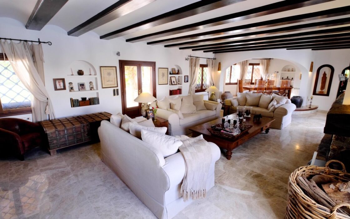 Роскошный дом на берегу в Бениссе 600 кв.м с бассейном