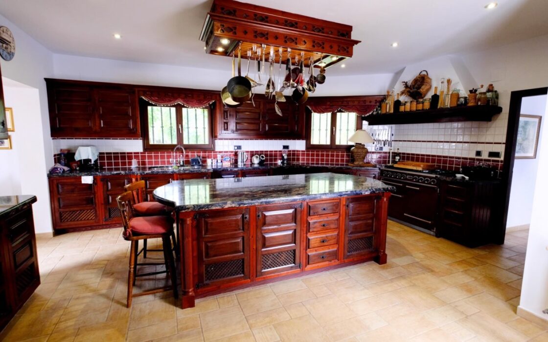 Роскошный дом на берегу в Бениссе 600 кв.м с бассейном