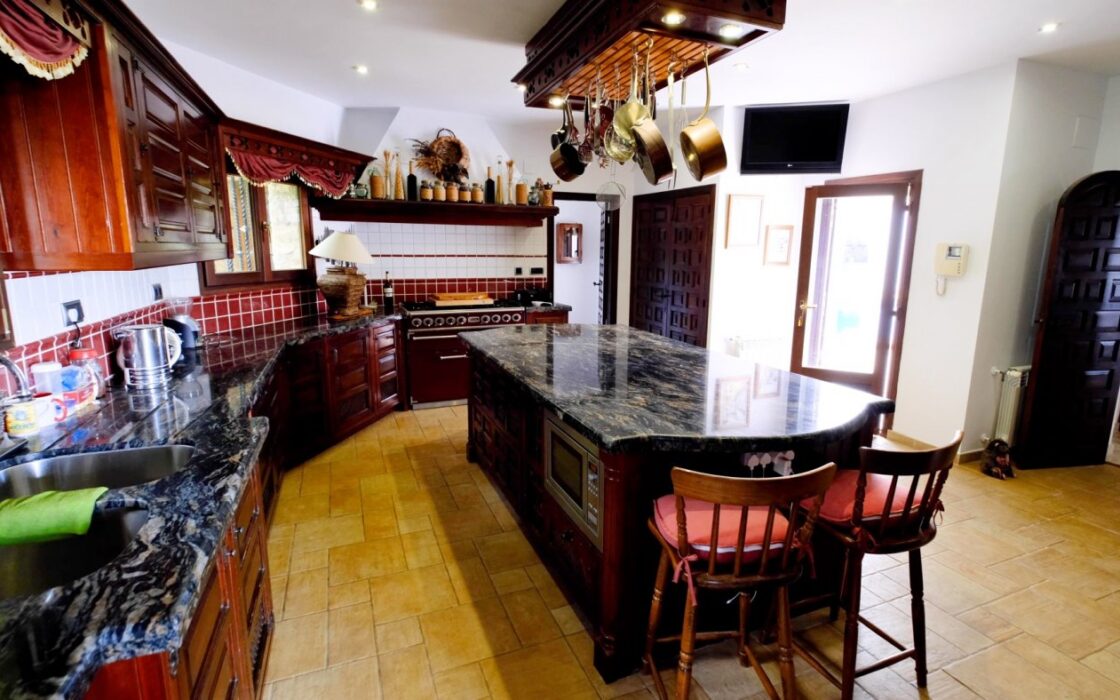 Роскошный дом на берегу в Бениссе 600 кв.м с бассейном