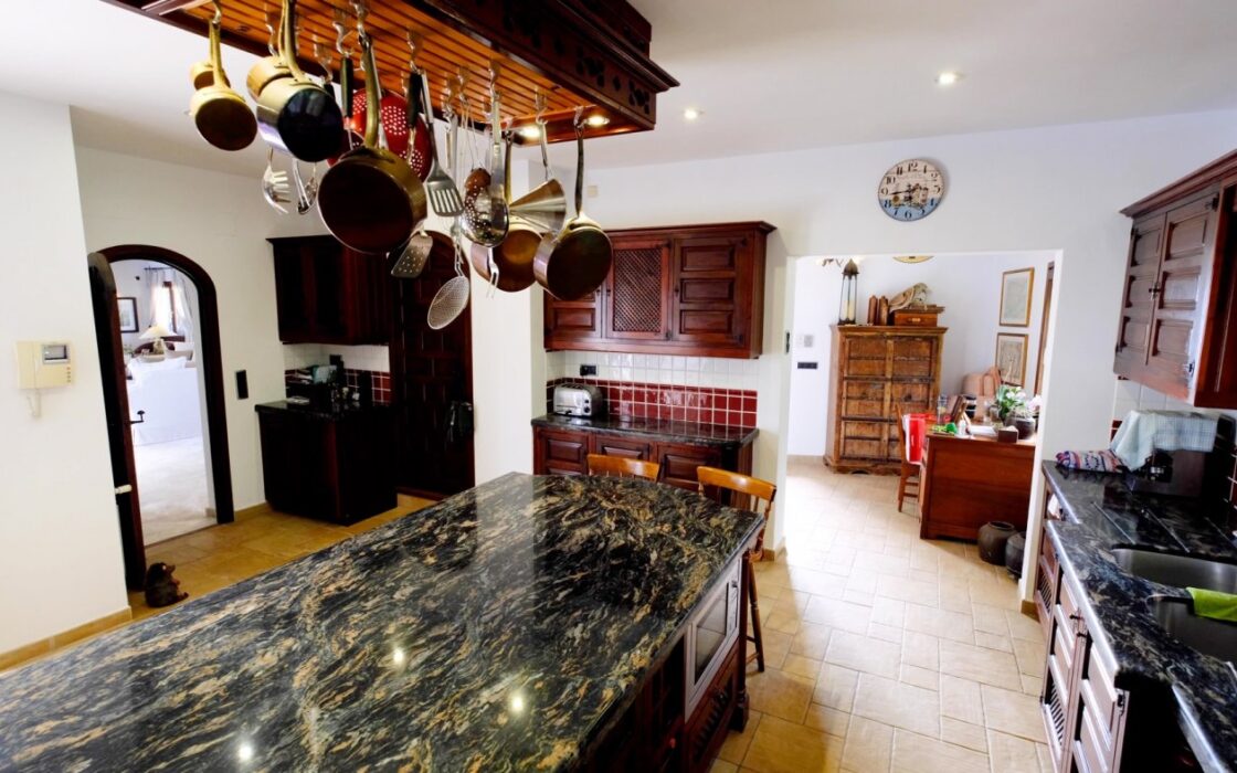 Роскошный дом на берегу в Бениссе 600 кв.м с бассейном