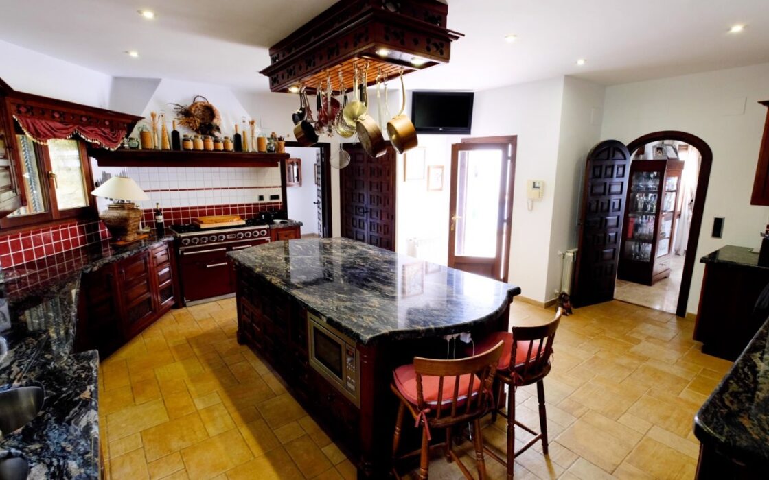 Роскошный дом на берегу в Бениссе 600 кв.м с бассейном