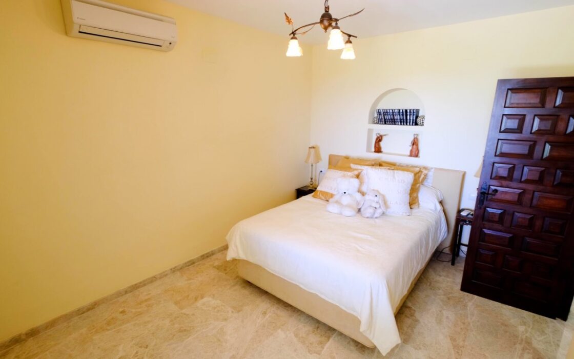 Роскошный дом на берегу в Бениссе 600 кв.м с бассейном