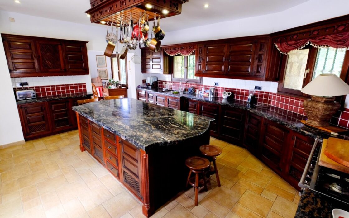 Роскошный дом на берегу в Бениссе 600 кв.м с бассейном