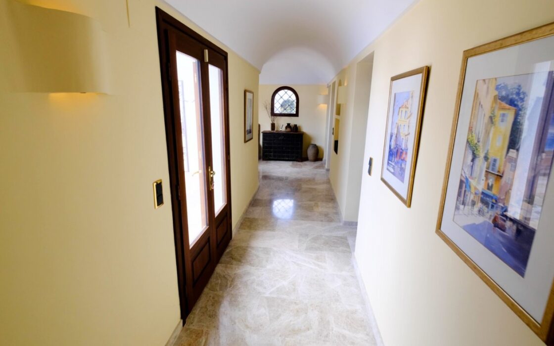 Роскошный дом на берегу в Бениссе 600 кв.м с бассейном