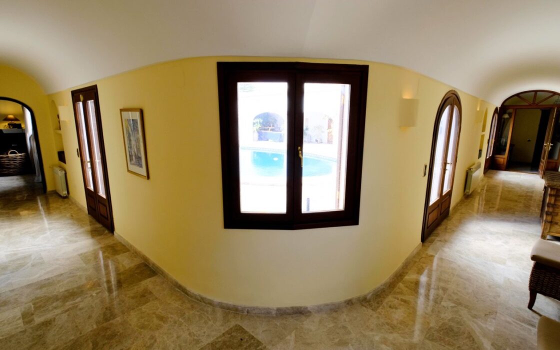 Роскошный дом на берегу в Бениссе 600 кв.м с бассейном