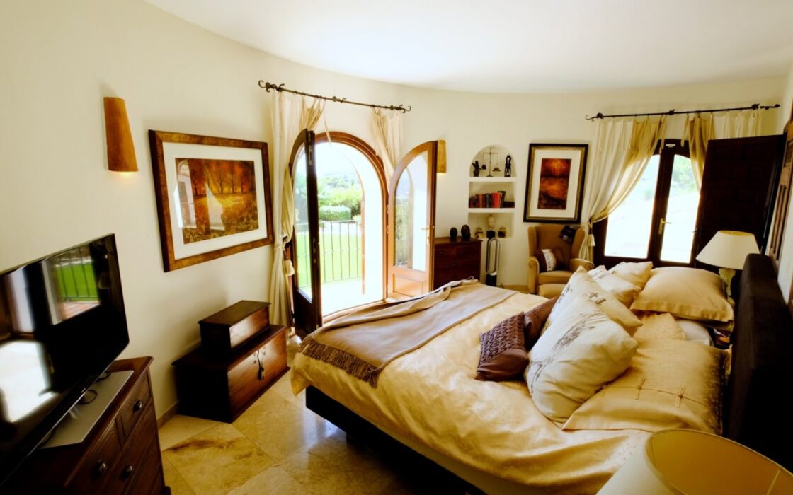 Роскошный дом на берегу в Бениссе 600 кв.м с бассейном