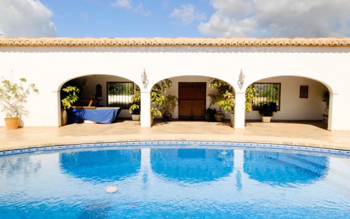 Роскошный дом на берегу в Бениссе 600 кв.м с бассейном