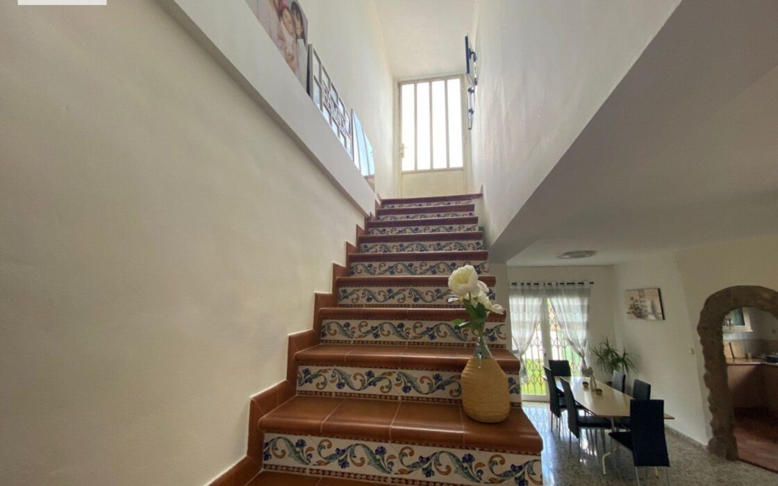 Вилла в Альгимия де Альфара с бассейном и террасой 191 кв.м