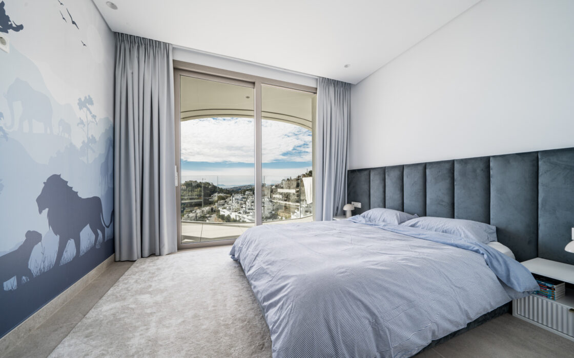 Сучасна 2-кімнатна квартира в Марбельї з терасою