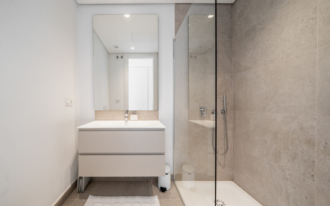 Сучасна 2-кімнатна квартира в Марбельї з терасою