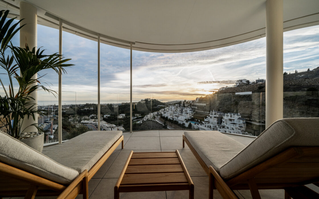 Сучасна 2-кімнатна квартира в Марбельї з терасою