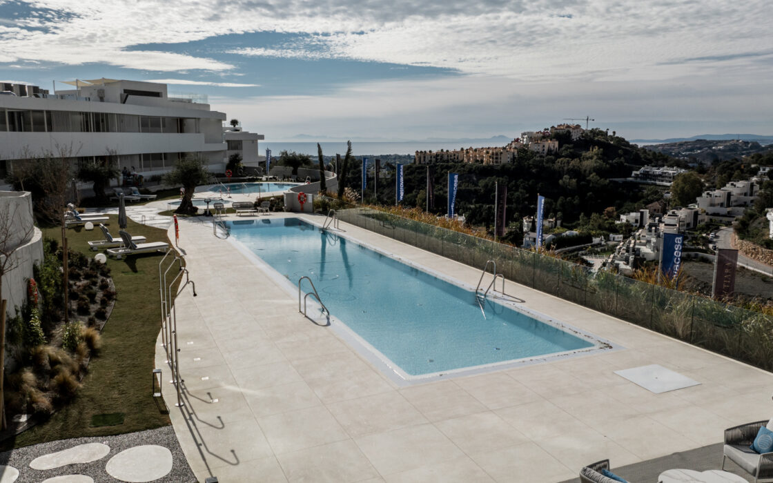 Сучасна 2-кімнатна квартира в Марбельї з терасою