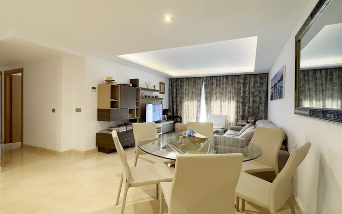 Квартира с террасой в Сан Педро де Алькантара 106 кв.м