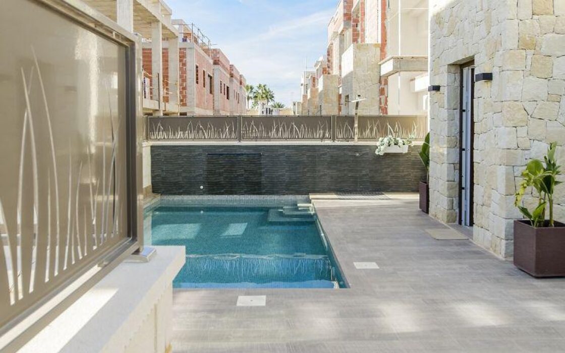 Вилла с частным бассейном в Сьюдад-Кесаде 101 кв.м