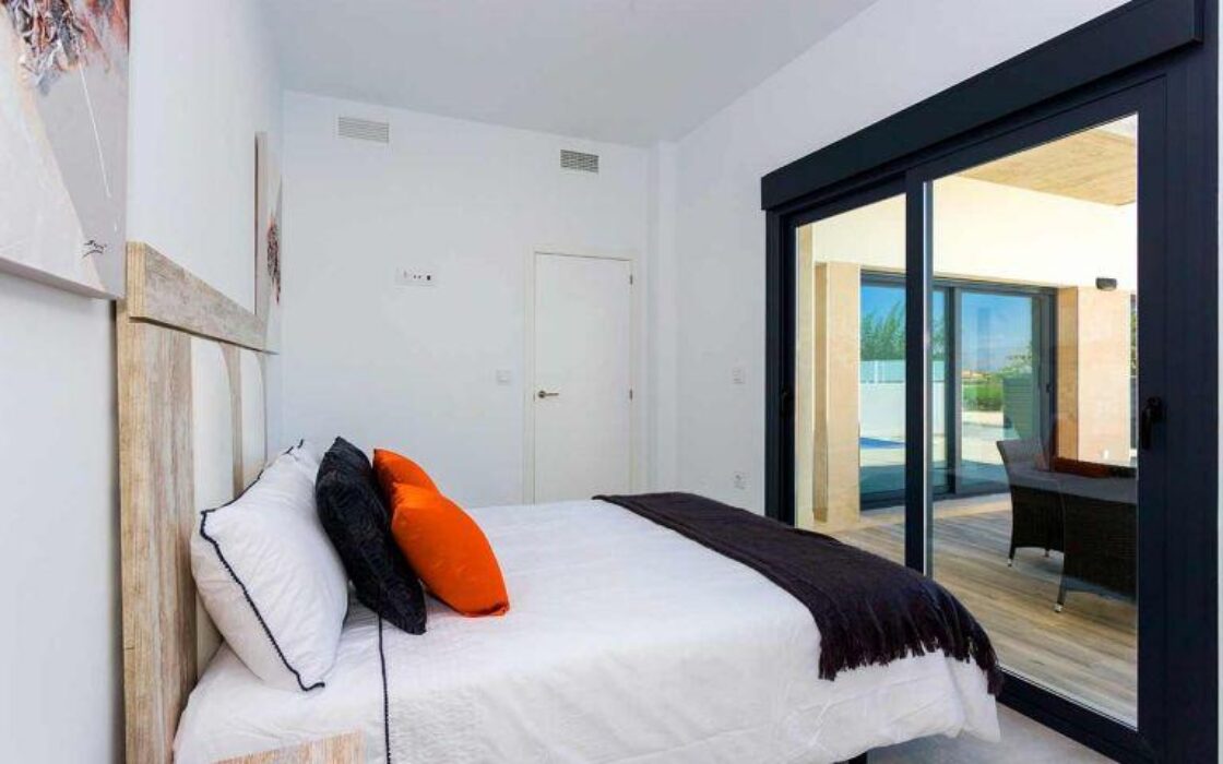 Дом в Дайя Нуэва с бассейном, 3 спальни, терраса 18 кв.м