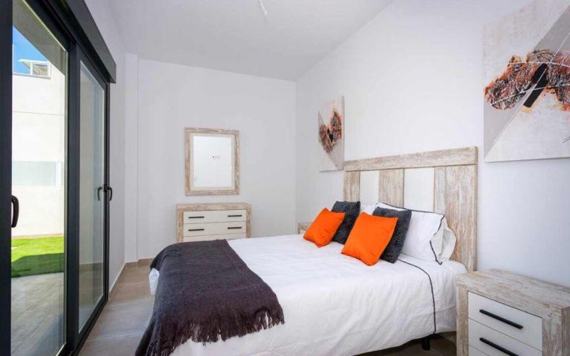 Дом в Дайя Нуэва с бассейном, 3 спальни, терраса 18 кв.м