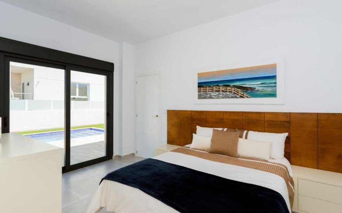 Дом в Дайя Нуэва с бассейном, 3 спальни, терраса 18 кв.м