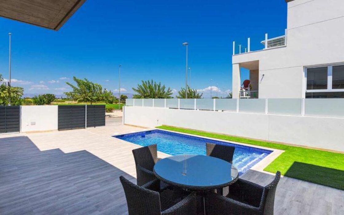 Дом в Дайя Нуэва с бассейном, 3 спальни, терраса 18 кв.м