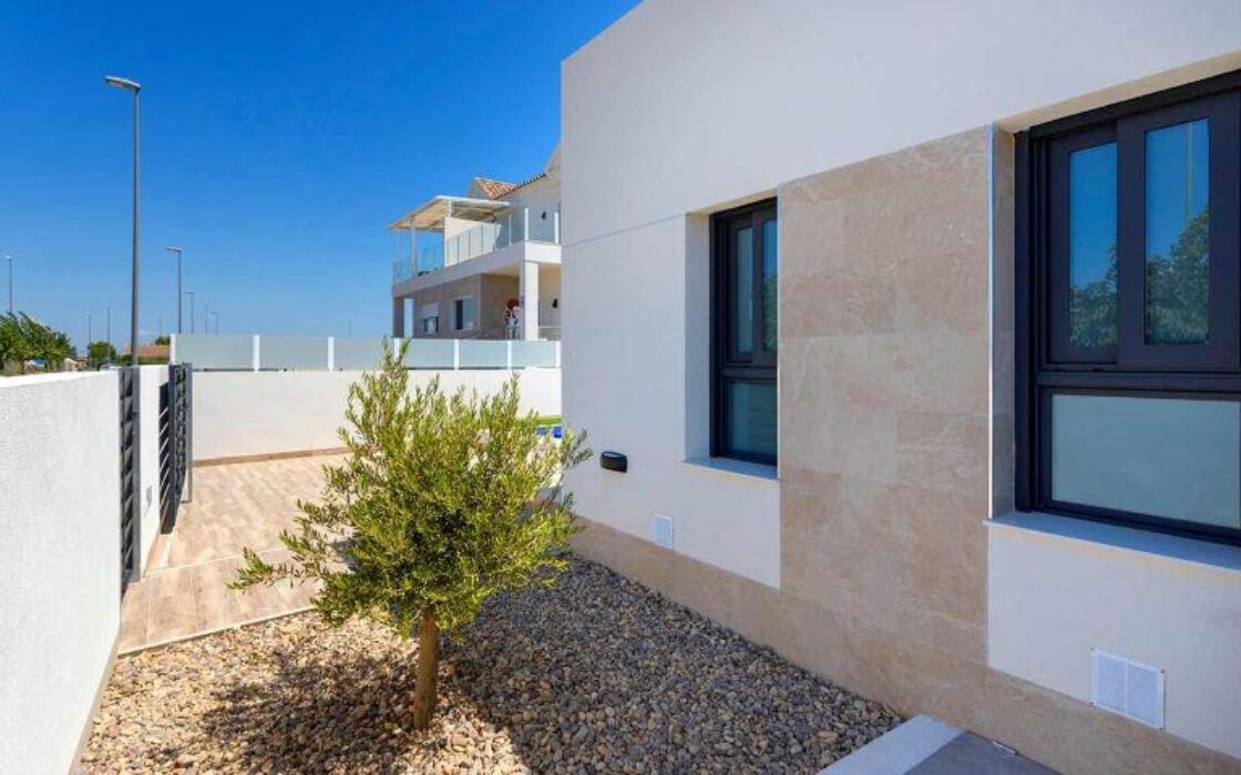 Дом в Дайя Нуэва с бассейном, 3 спальни, терраса 18 кв.м